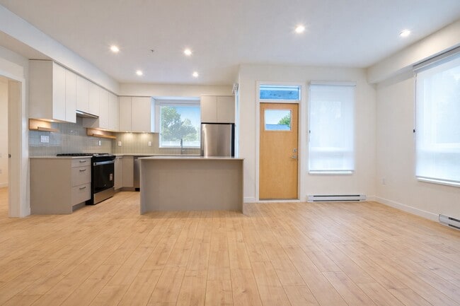 13777-1375A 75a Ave in Surrey, BC - Building Photo - Building Photo