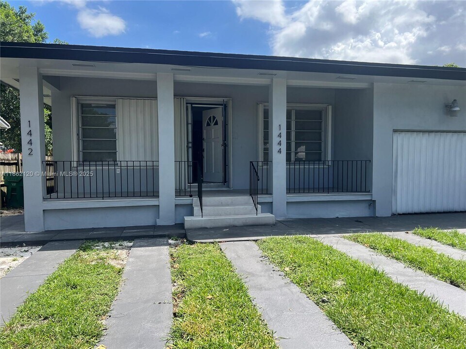 1444 NW 38th St in Miami, FL - Building Photo