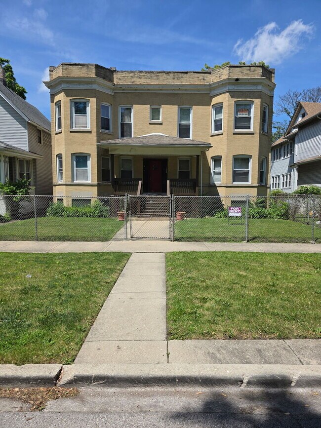 property at 208 N Waller Ave