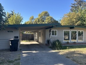402 Helen Ave in Modesto, CA - Building Photo - Building Photo