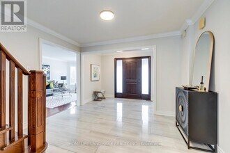 503 Blenheim Cres in Oakville, ON - Building Photo - Building Photo