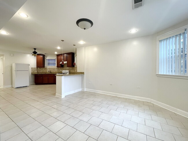 2449 N Avers Ave in Chicago, IL - Building Photo - Building Photo