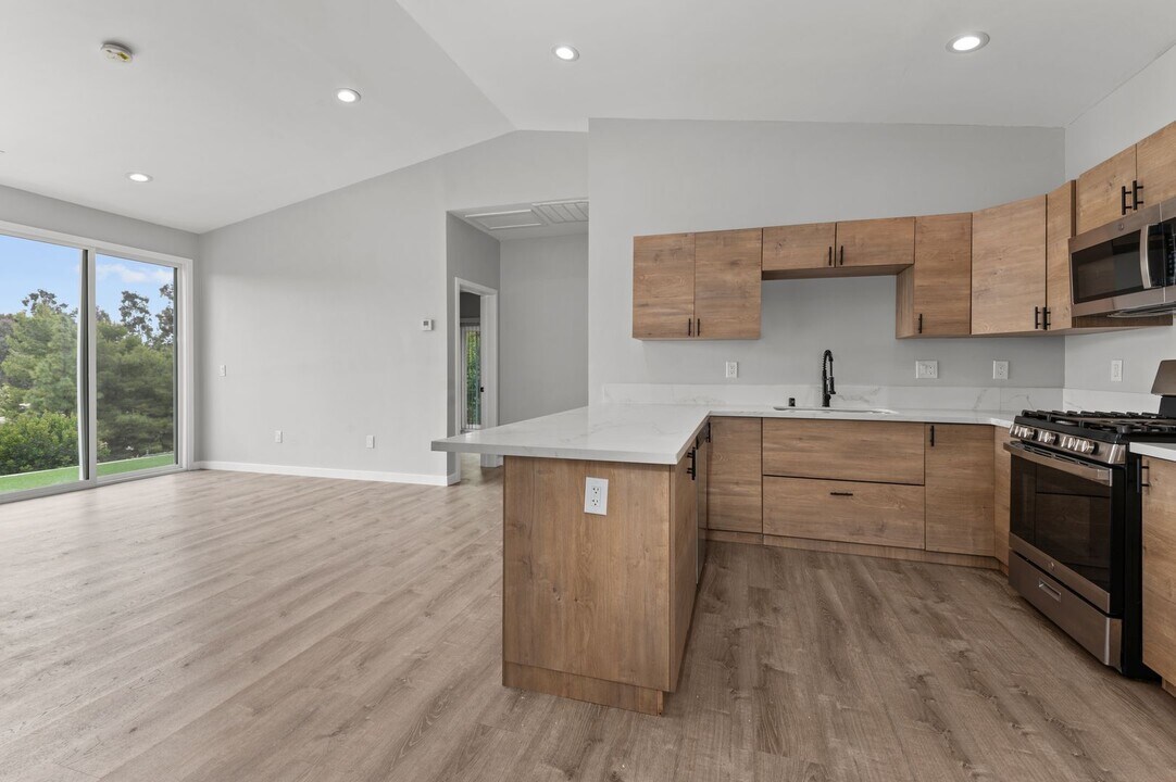 5350 W Falls View Dr in San Diego, CA - Building Photo