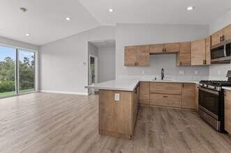 5350 W Falls View Dr in San Diego, CA - Building Photo - Building Photo