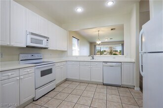11204 Lakeland Cir in Ft. Myers, FL - Building Photo - Building Photo