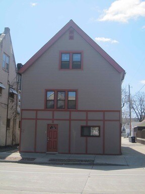 819 E Center St-Unit -821 in Milwaukee, WI - Building Photo