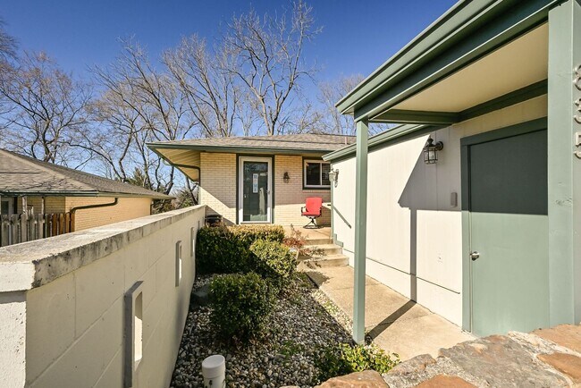 835 Knickerbacker Dr in Ballwin, MO - Foto de edificio - Building Photo