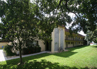 Pinecrest Arms in Sarasota, FL - Foto de edificio - Building Photo