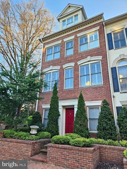 1632 Colonial Hills Dr in McLean, VA - Building Photo