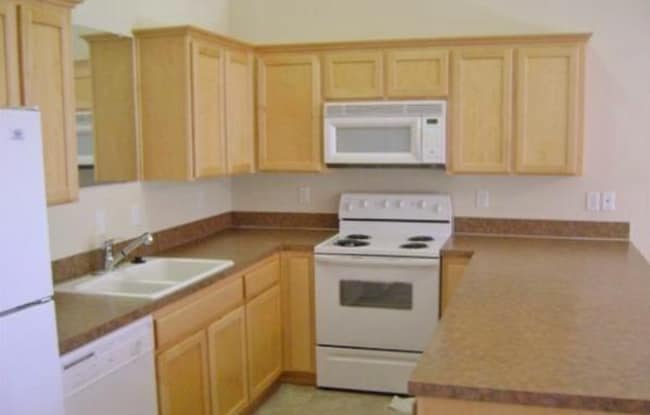 1824 SW Reindeer Ave in Redmond, OR - Building Photo - Building Photo