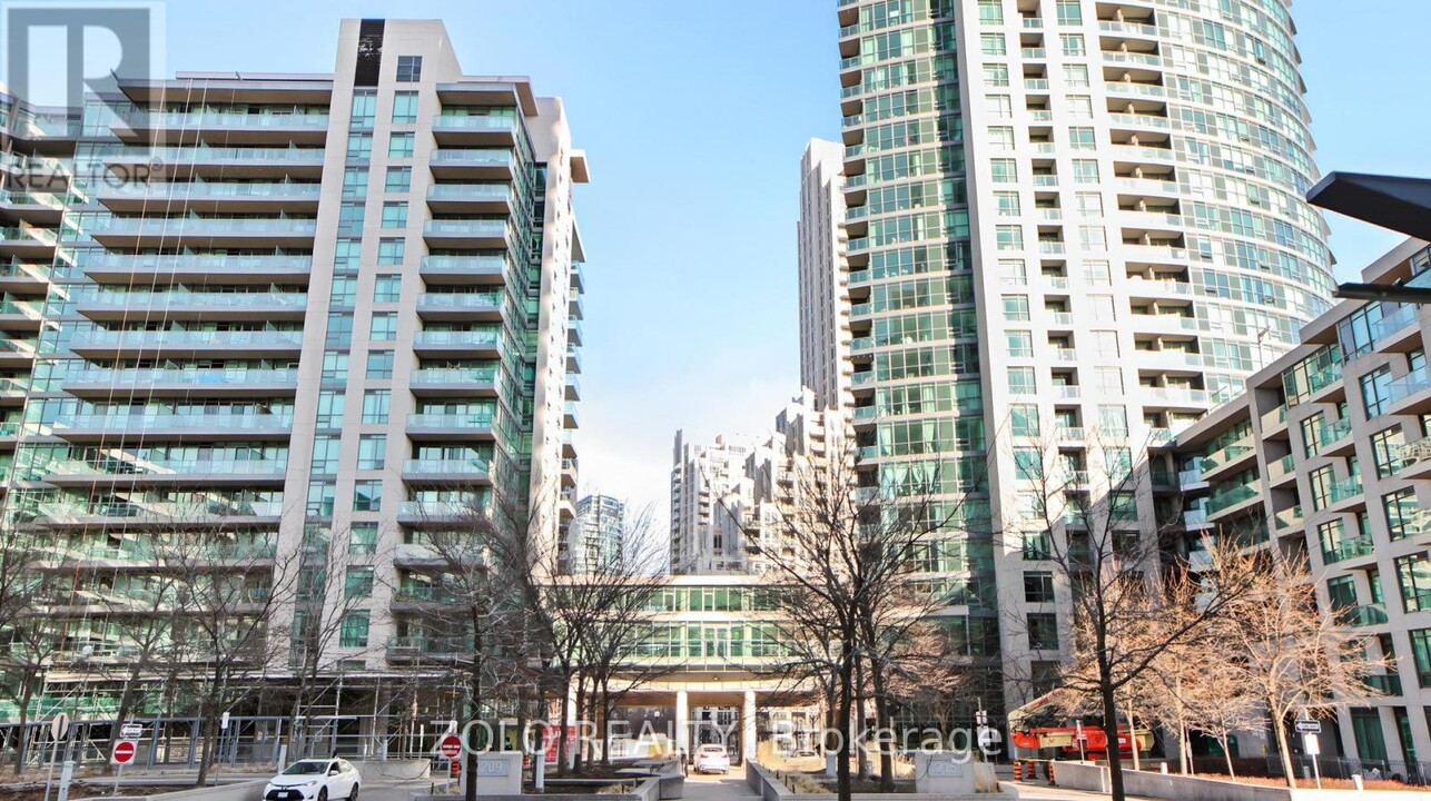 215-1215 Fort York Blvd in Toronto, ON - Building Photo