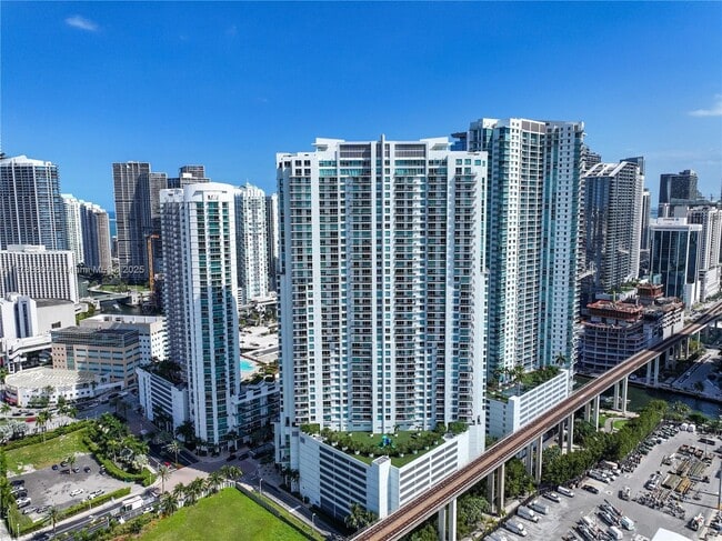 90 SW 3rd St, Unit 4203 in Miami, FL - Building Photo - Building Photo