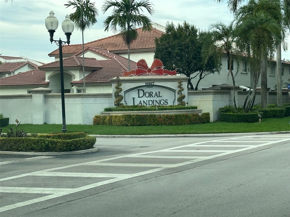 11557 NW 51st Ln in Doral, FL - Foto de edificio