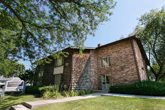 The Grant Apartments in West Allis, WI - Foto de edificio - Building Photo