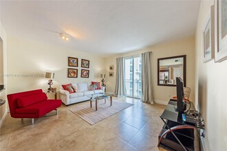 7285 SW 90th St in Miami, FL - Building Photo - Building Photo