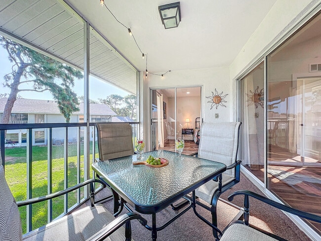 1407 Pine Lake Dr in Venice, FL - Foto de edificio - Building Photo