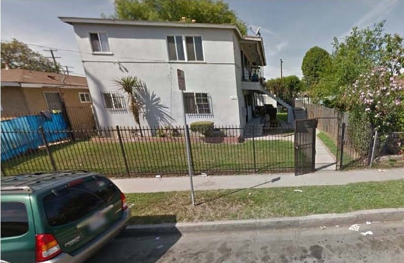 1221 S Atlantic Dr in Compton, CA - Foto de edificio