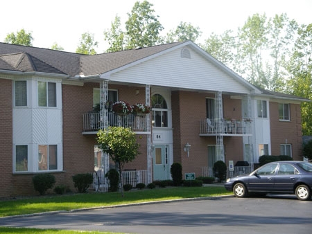 Royal York Garden Apartments in West Seneca, NY - Building Photo