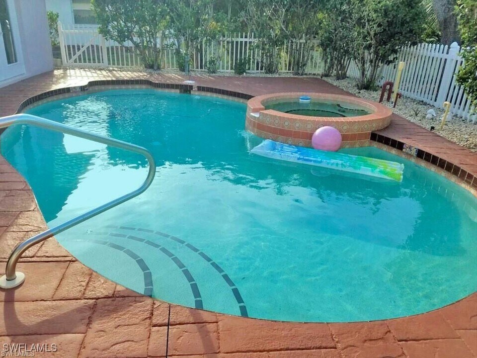 26520 Trinilas Dr in Punta Gorda, FL - Foto de edificio