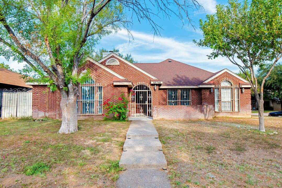 1626 Eagle Crest Loop in Laredo, TX - Building Photo