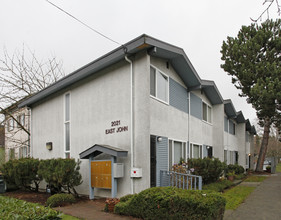 Hazel Plaza in Seattle, WA - Building Photo - Building Photo