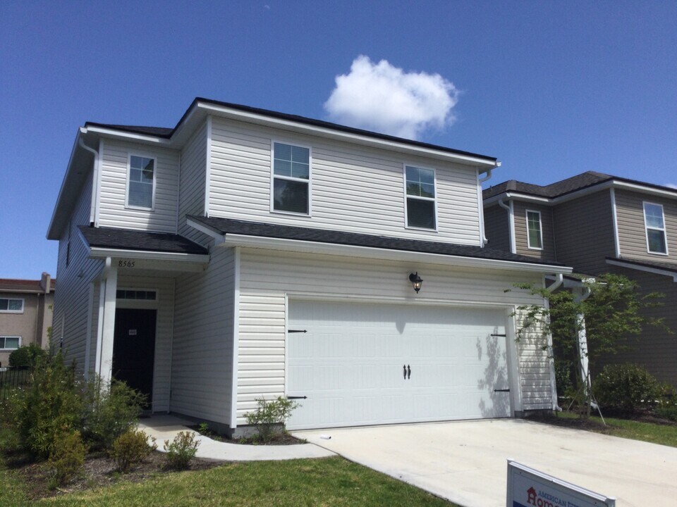 8565 Highfield Ave in Jacksonville, FL - Building Photo