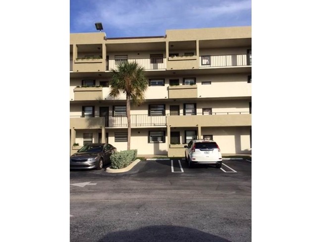 555 Banyan Tree Ln-Unit -209 in Delray Beach, FL - Foto de edificio - Building Photo