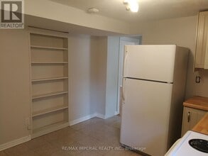 22 Miller Rd in Oakville, ON - Building Photo - Building Photo