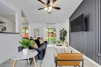 2318 Bitter Creek Dr in Austin, TX - Foto de edificio - Building Photo