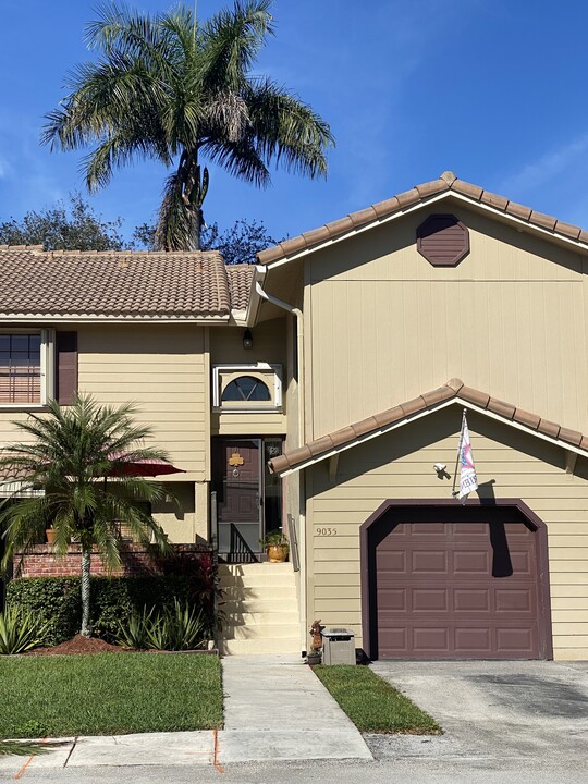 9035 Vineyard Lake Dr in Plantation, FL - Building Photo