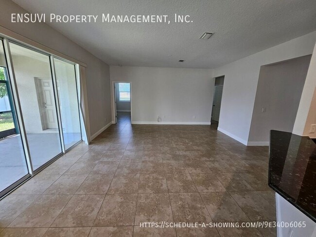 3825 Milflores Dr in Ruskin, FL - Building Photo - Building Photo
