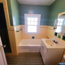 35 Cleveland Ave, Unit 3 in Newark, NJ - Building Photo - Building Photo
