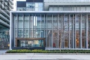 50 Charles St E in Toronto, ON - Building Photo