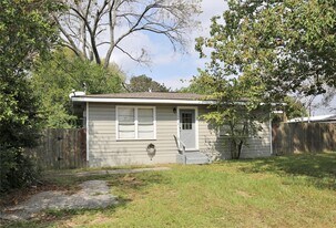 108 W Mink St in Willis, TX - Building Photo