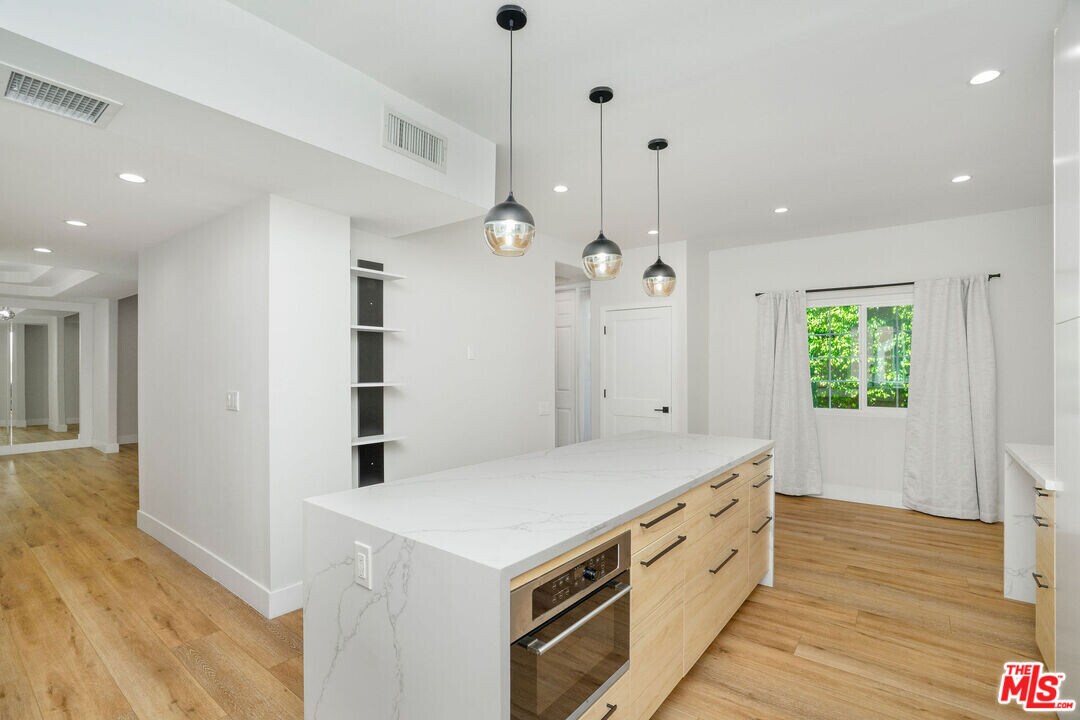 5923 Etiwanda Ave in Los Angeles, CA - Building Photo