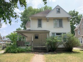 709 W Illinois St, Unit 1 and 2 in Urbana, IL - Building Photo