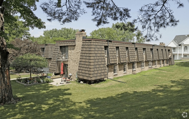 Crow's Nest Apartments in De Pere, WI - Building Photo - Building Photo