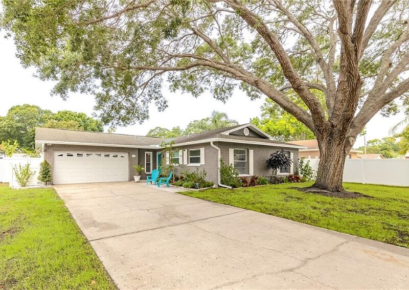 1590 Dinnerbell Ln E in Dunedin, FL - Building Photo