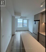 395 Square One Dr in Mississauga, ON - Building Photo - Building Photo