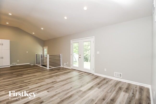 429 Wilshire Blvd in Liberty, MO - Foto de edificio - Building Photo