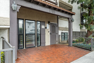 1711 E 10th St in Long Beach, CA - Foto de edificio - Building Photo