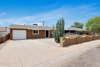 2411 W Cheery Lynn Rd in Phoenix, AZ - Building Photo - Building Photo