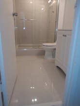 16950 W Dixie Hwy in Miami, FL - Foto de edificio - Building Photo