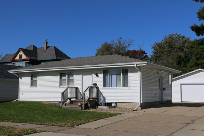 property at 809 W 20th St