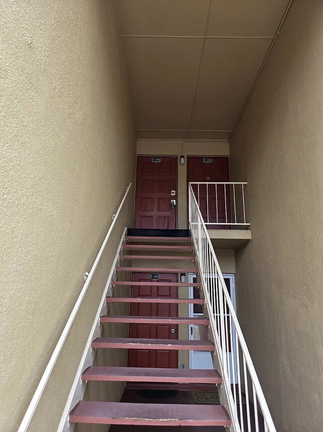 1000 Lake of the Woods Blvd in Fern Park, FL - Foto de edificio - Building Photo