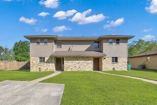 1603 Hazelwood St, Unit B in Conroe, TX - Building Photo