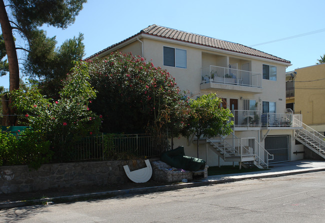 10206 Hillhaven Ave in Tujunga, CA - Foto de edificio - Building Photo