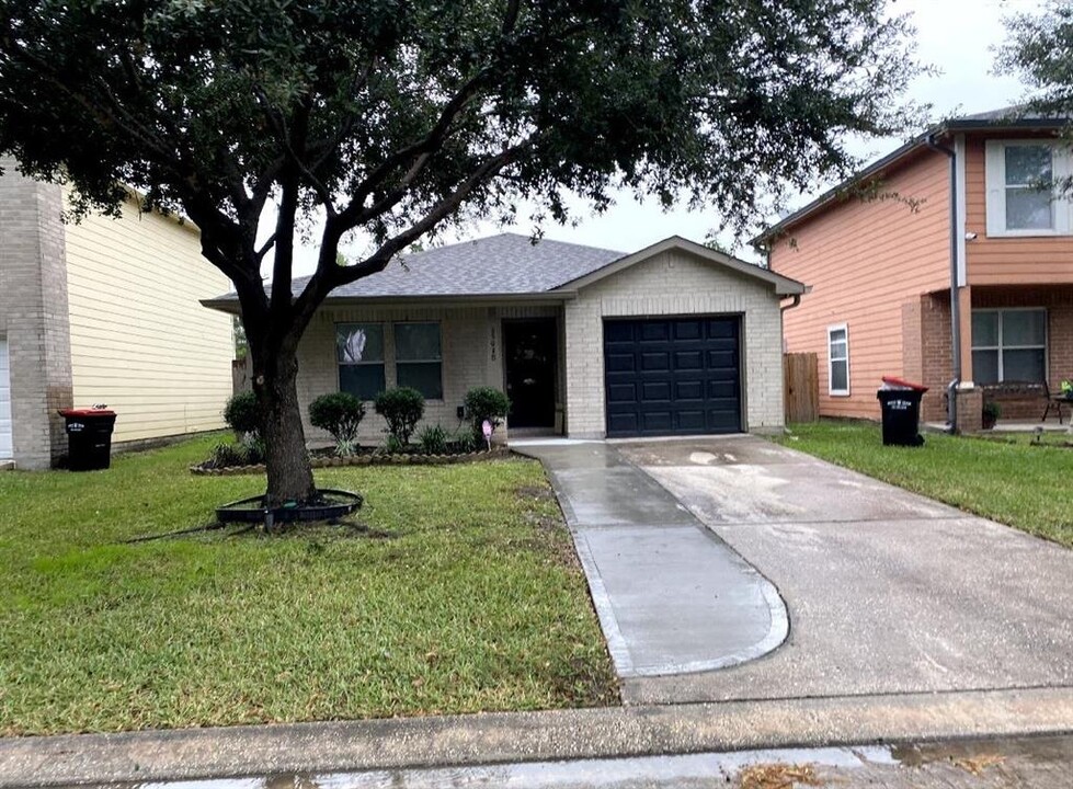 15918 Colonial Bridge Ln in Houston, TX - Building Photo