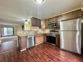 160 S Waters Edge Dr in Glendale Heights, IL - Building Photo - Building Photo