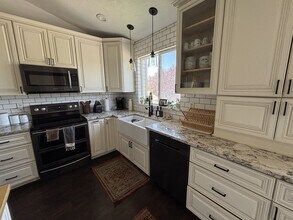 322 Stamford Dr in North Salt Lake, UT - Building Photo - Building Photo